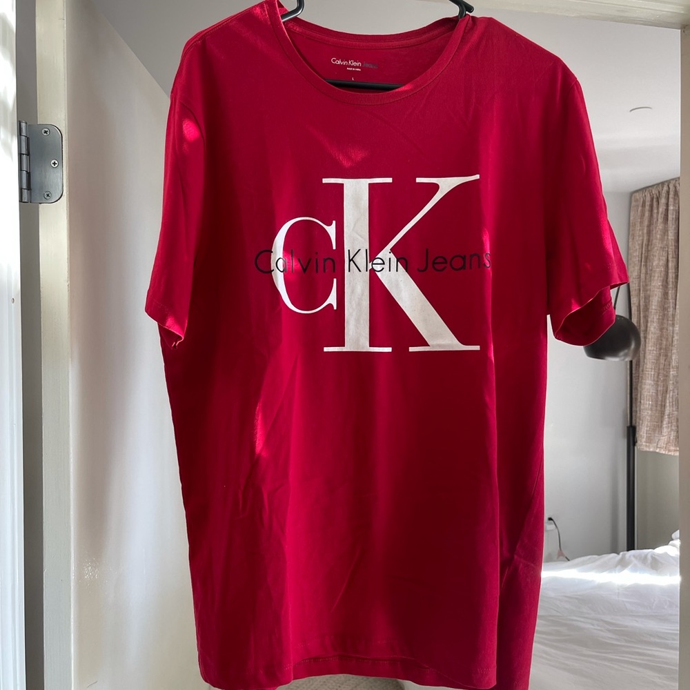 Calvin Klein Tee (L)